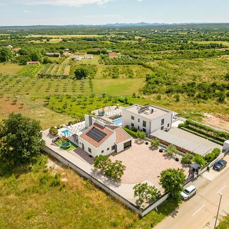 Descansa Villa *